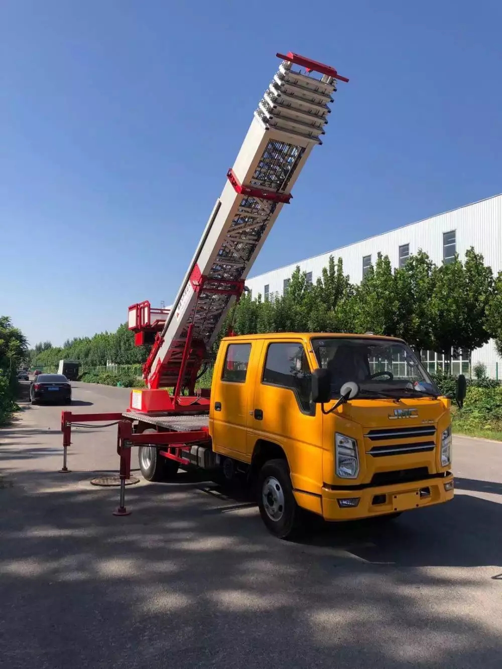 涿鹿县附近的云梯车出租服务：轻松解决高空作业需求